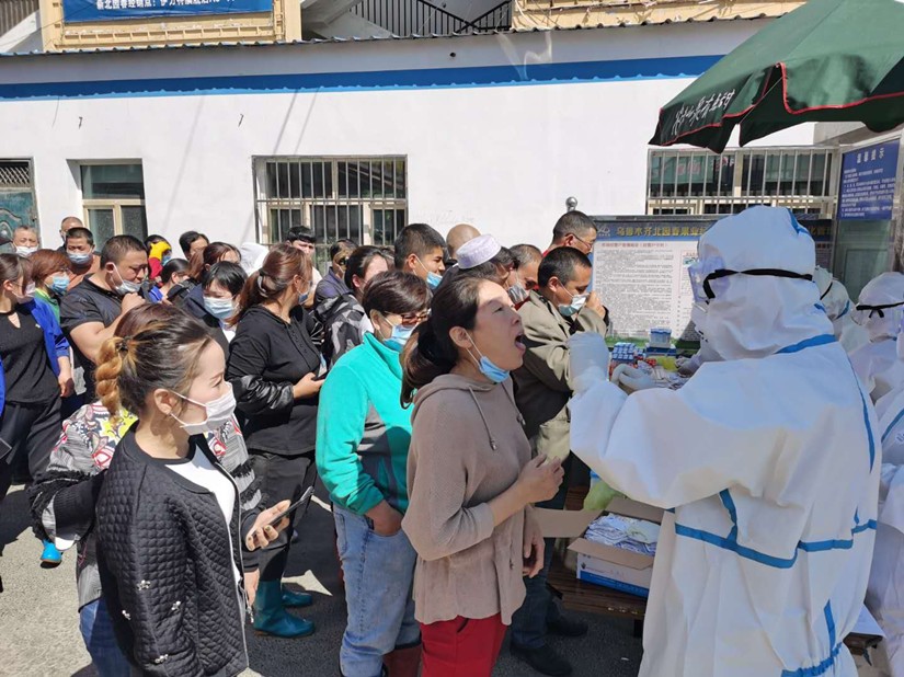 1593576111476594.jpg 圖為:自治區(qū)疾控中心經營商戶進行核酸檢測采樣現(xiàn)場_副本.jpg